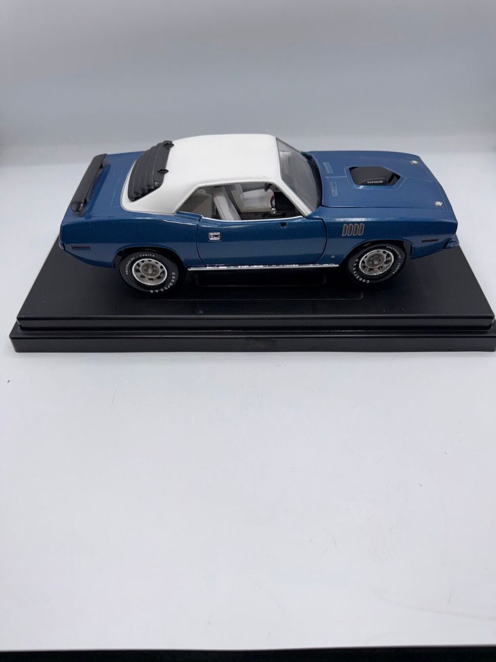 1:18 Scale RC Ertl American Muscle Die-Cast 1971 Hemi 'Cuda - Blue/White